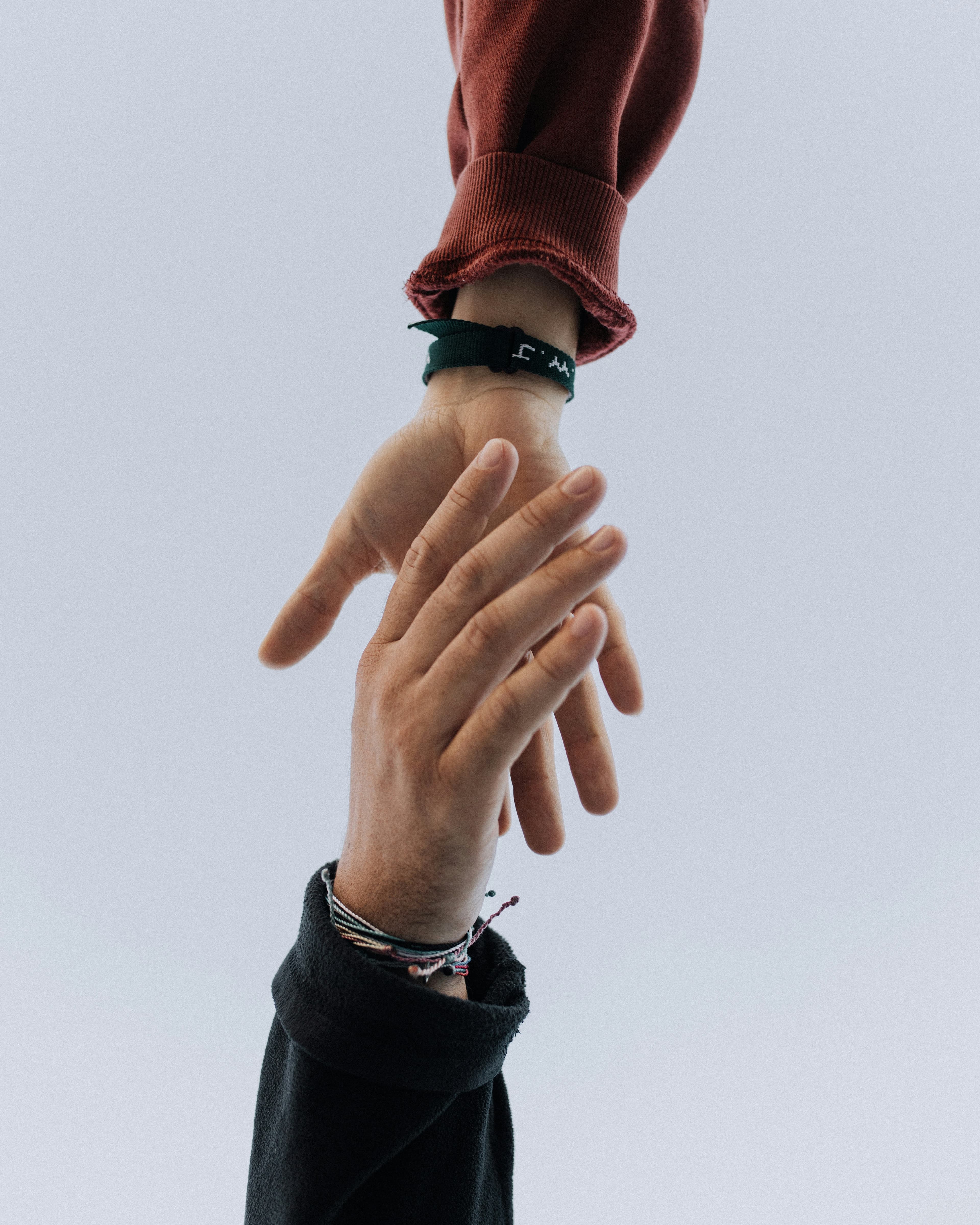 Warme handen die rust en verbinding uitstralen